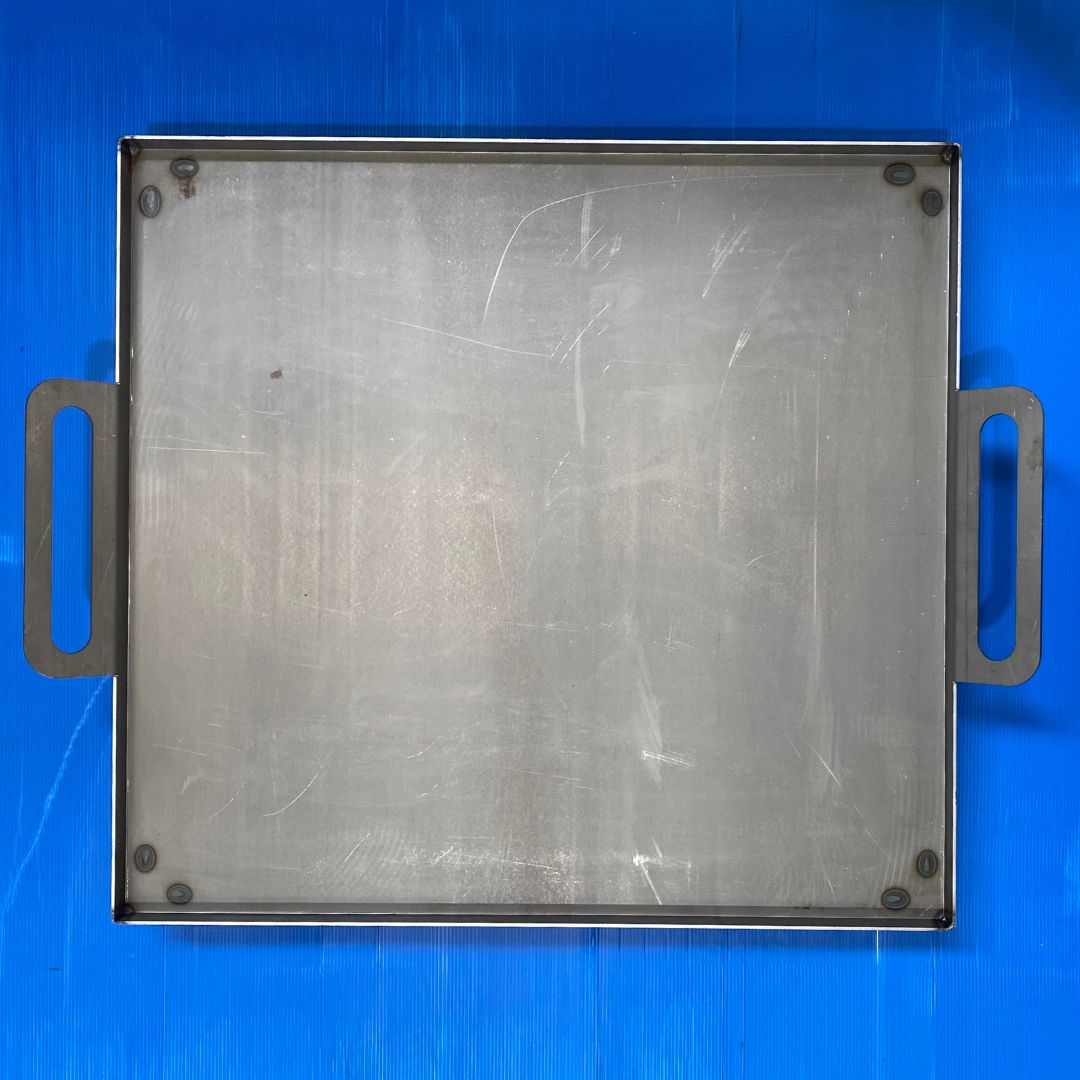 Bandeja base para fuego en acero al carbono 70x75 cm con patas y asas.