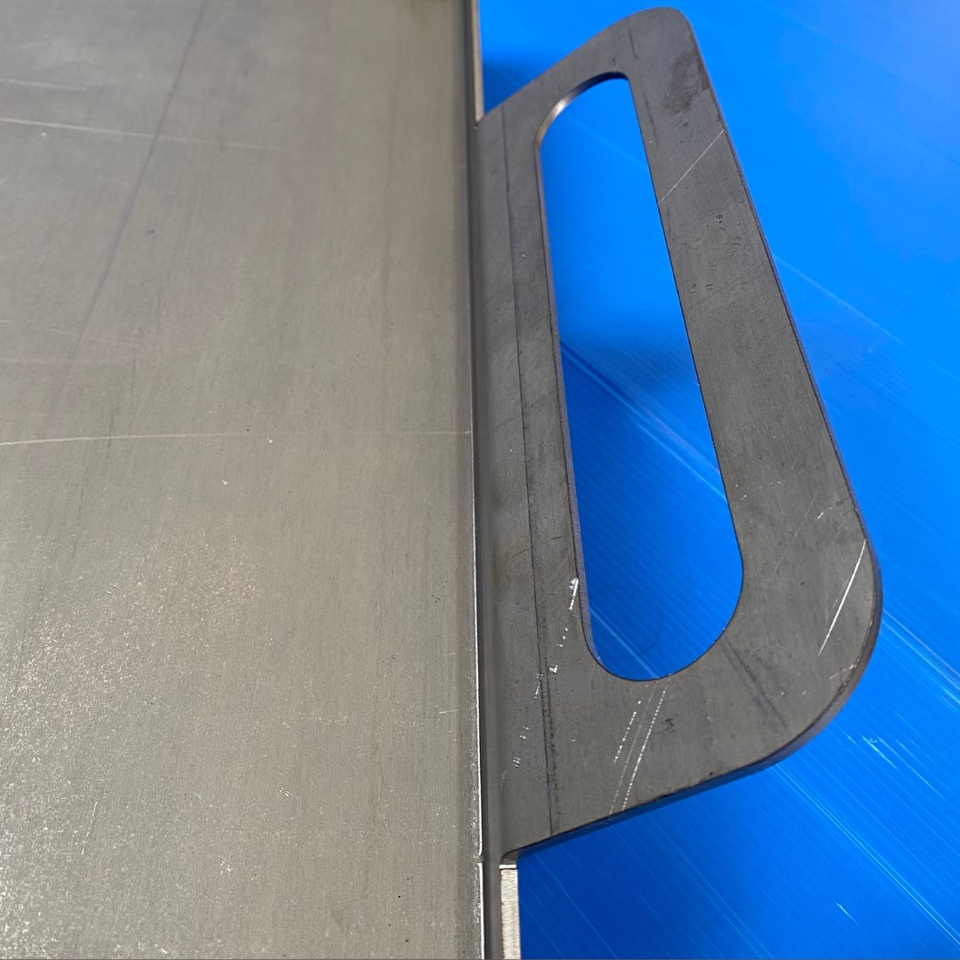 Bandeja base para fuego en acero al carbono 70x75 cm con patas y asas.