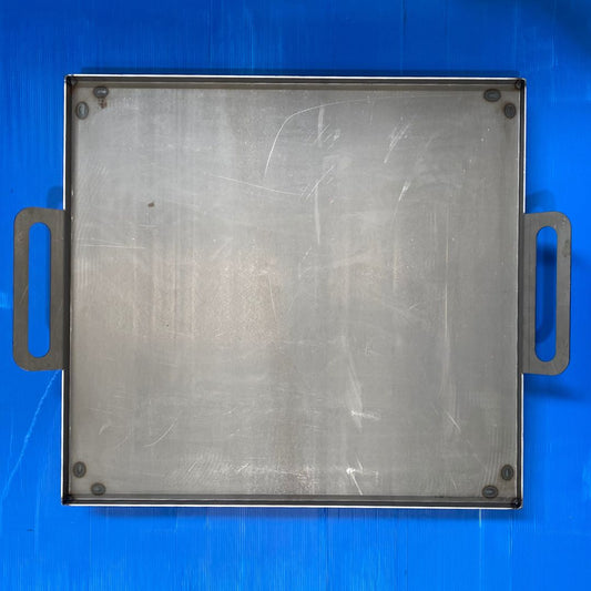 Bandeja base para fuego en acero al carbono 70x75 cm con patas y asas.